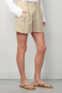 Closed Short - Revyl - Soft Beige