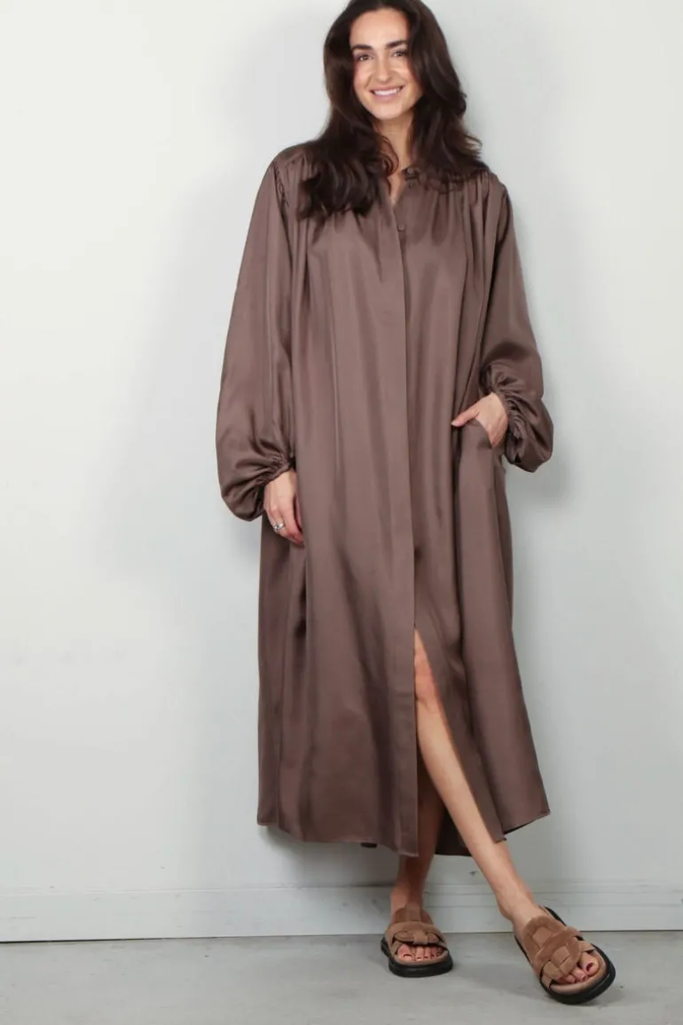 RÓHE Jurk - Pleated Silk Dress- Taupe