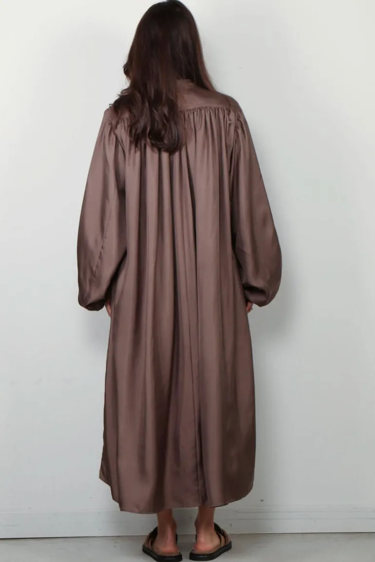 RÓHE Jurk - Pleated Silk Dress- Taupe