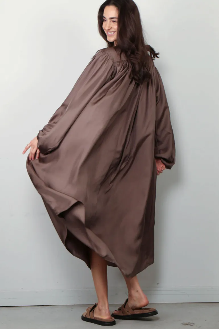 RÓHE Jurk - Pleated Silk Dress- Taupe